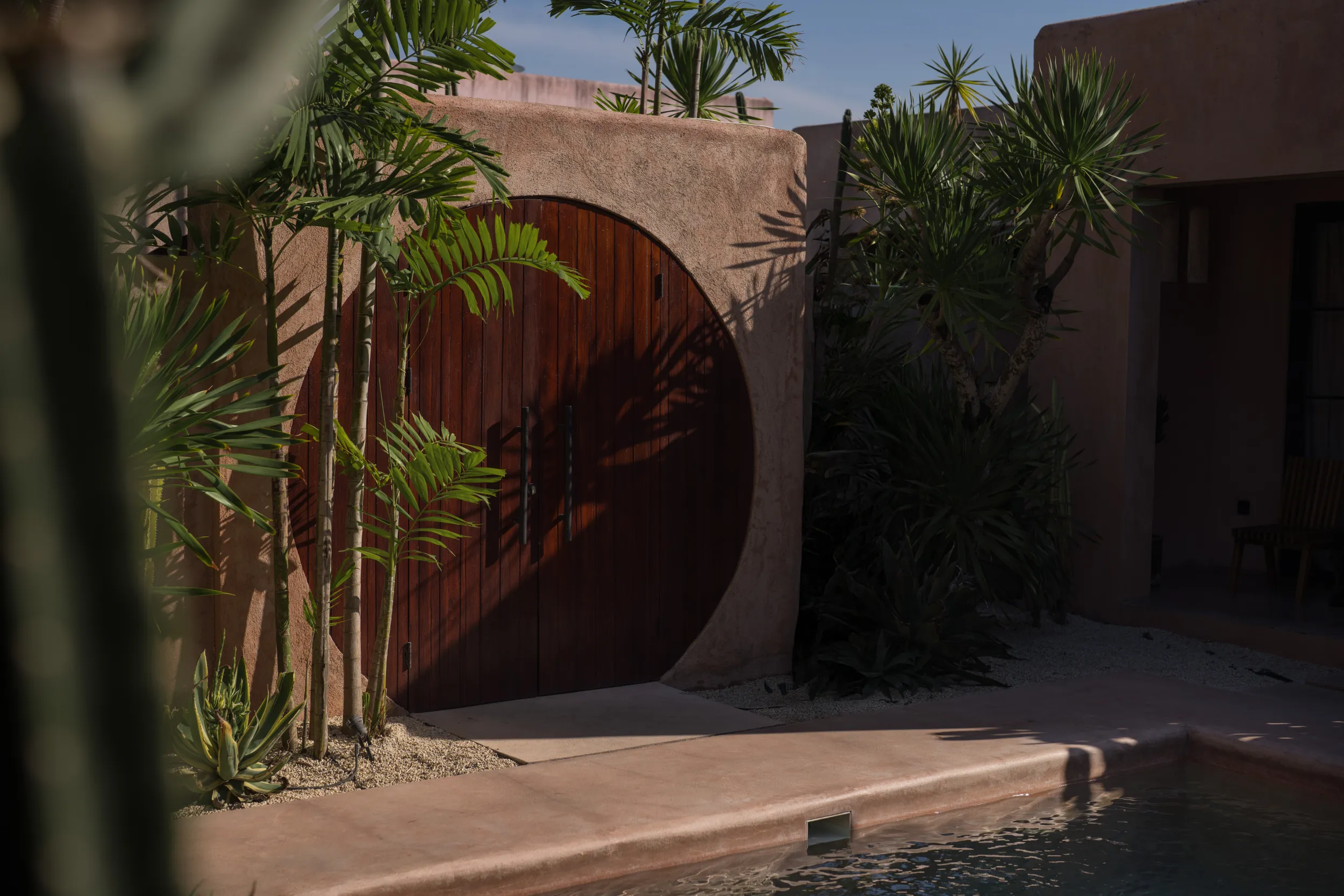 Circular wooden door, poolside: byduran photography